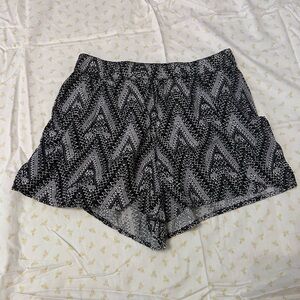 GRAPHIC H&M DIVIDED BLACK AND WHITE SHORTS SIZE 6